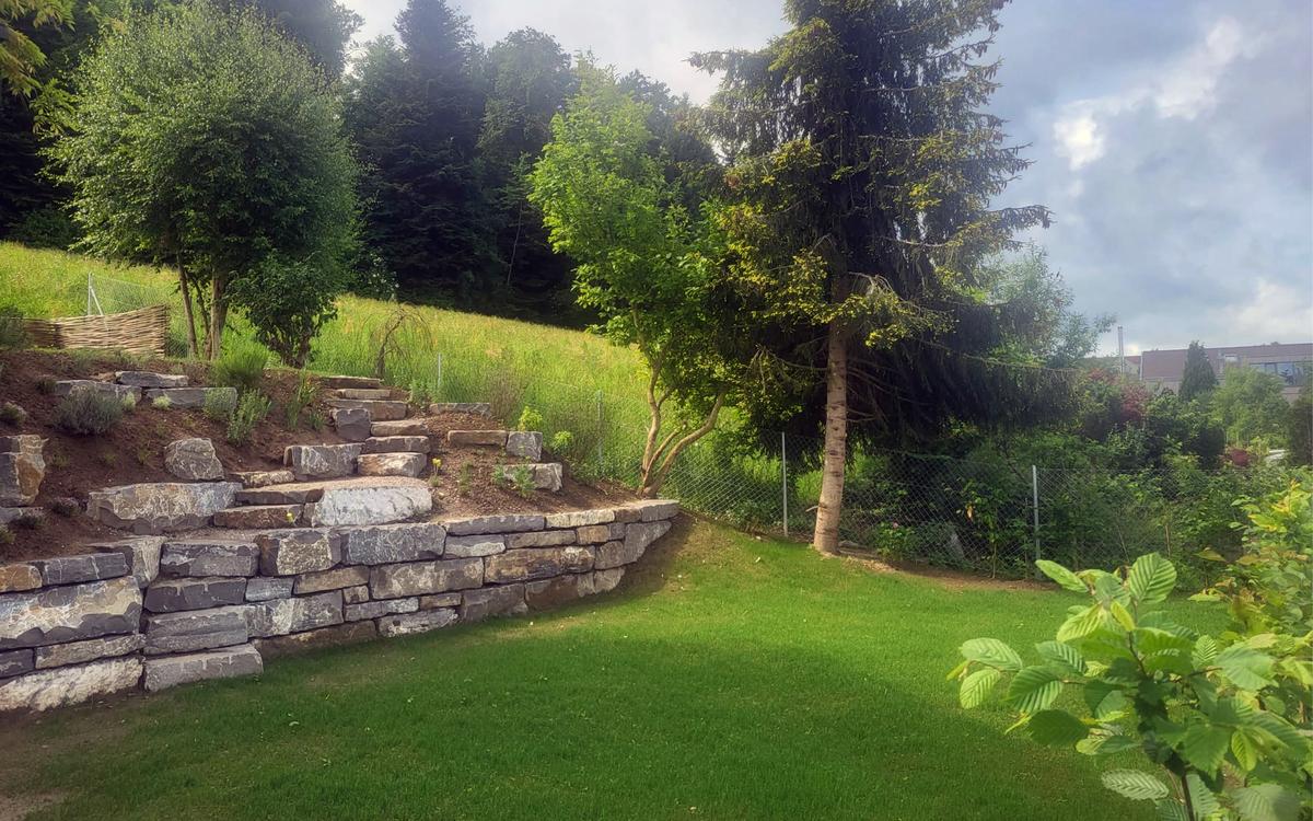 Gartenbau_jangarten_Trockenmauer-mit-Treppe_Umgebung-Bern