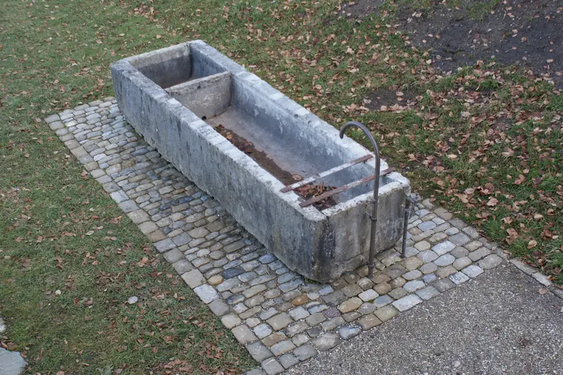 garten-denkmalpflege_jangarten_pflaesterung-brunnen-muschelkalk_region-bern