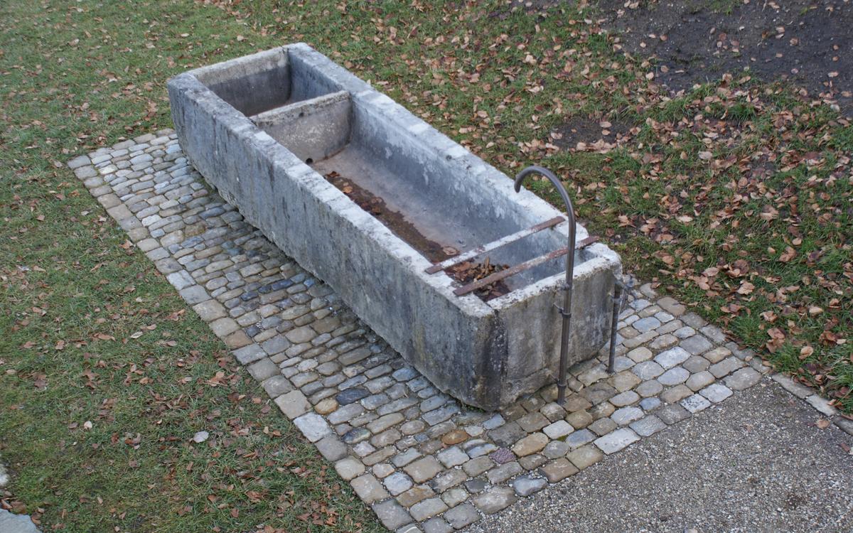 garten-denkmalpflege_jangarten_pflaesterung-brunnen-muschelkalk_region-bern