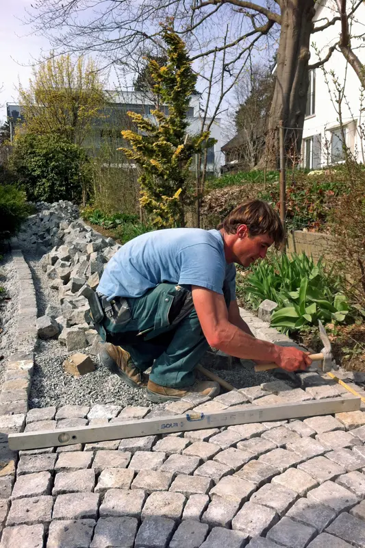 traditionshandwerk_jangarten_bogenpflaesterung-gartenweg_muri-bern