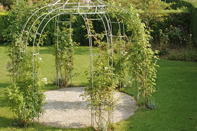 traditionshandwerk_jangarten_pergola-rundpflasterung-garten_muri-bern